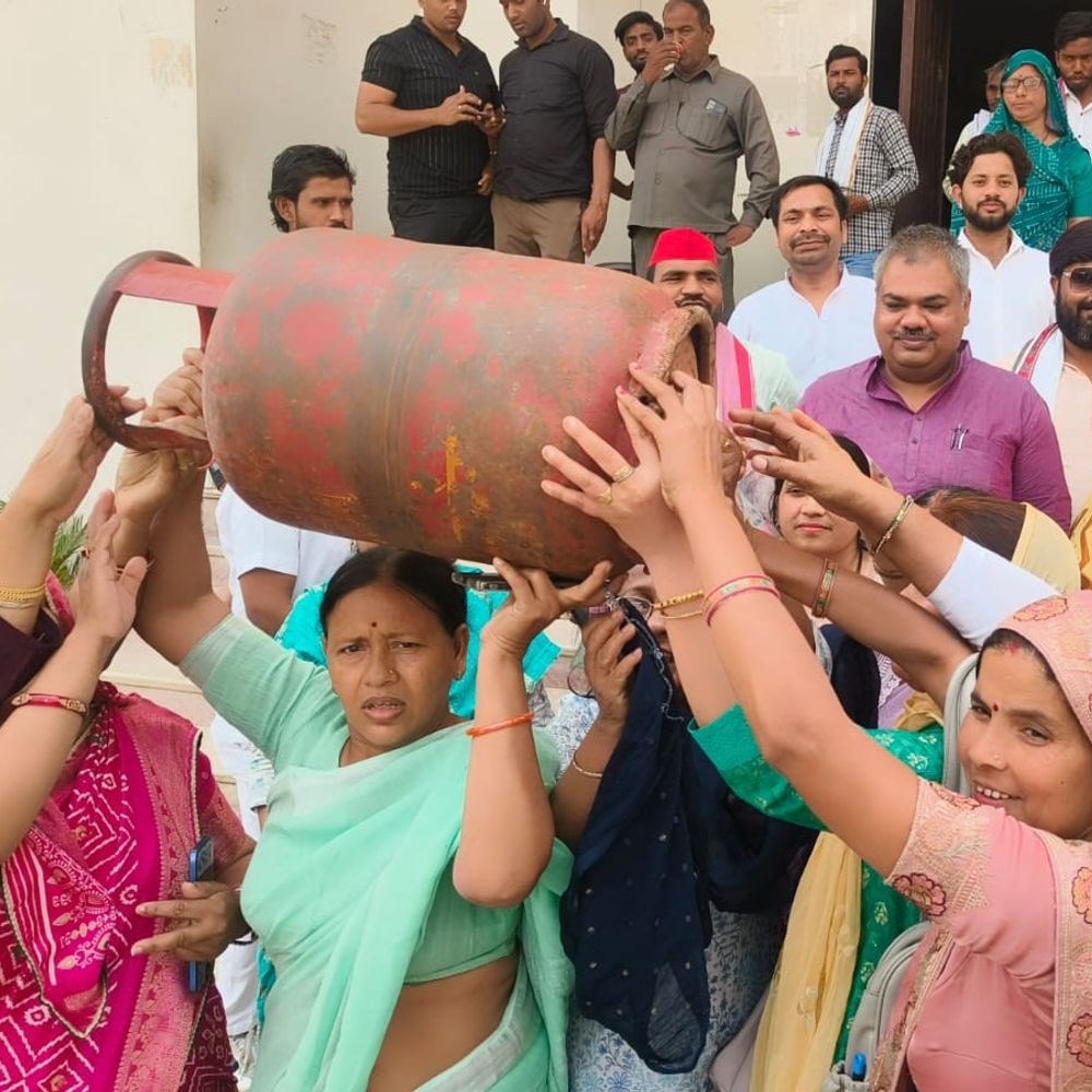 खाली सिलेंडर लेकर सड़क पर उतरीं सपा महिला कार्यकर्ता:मैनपुरी में गैस किल्लत और महंगाई पर सरकार का विरोध