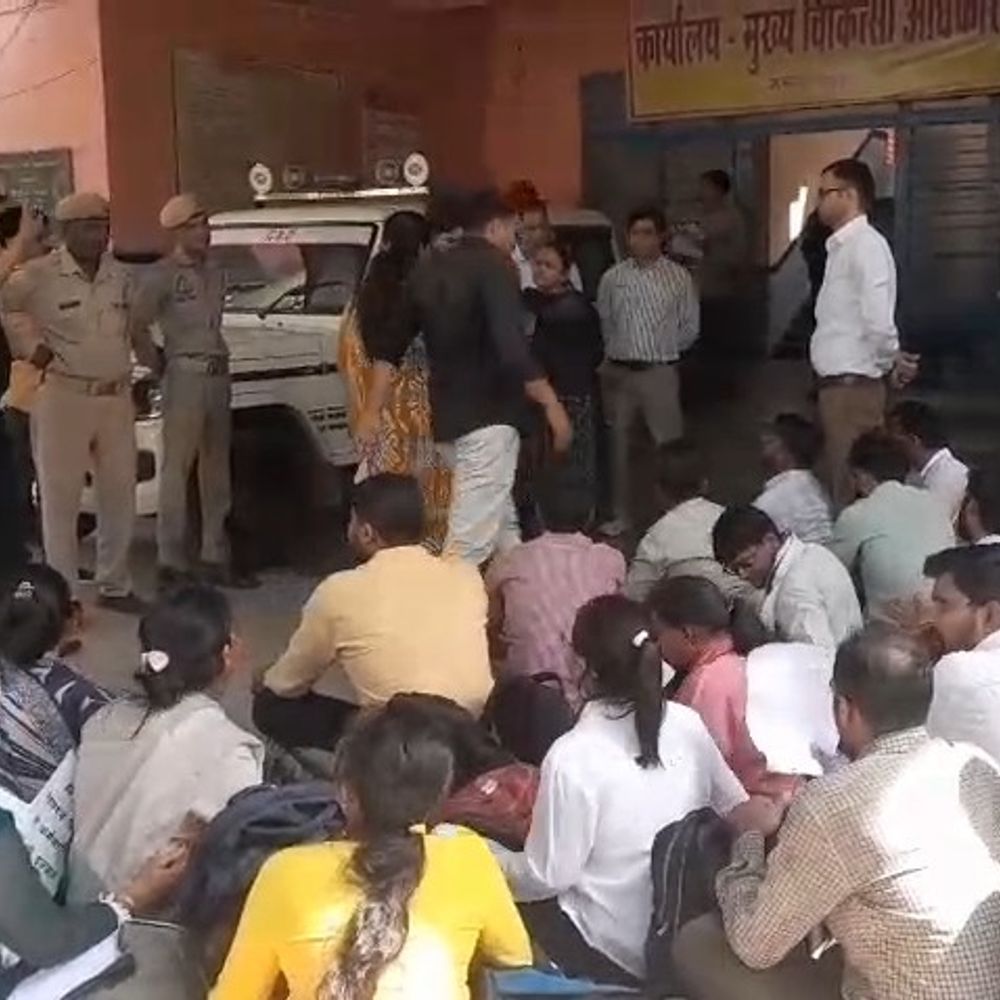 CHO की अनिश्चितकालीन हड़ताल, स्वास्थ्य सेवाएं प्रभावित:DPM को हटाने की मांग पर CMO कार्यालय के बाहर धरना