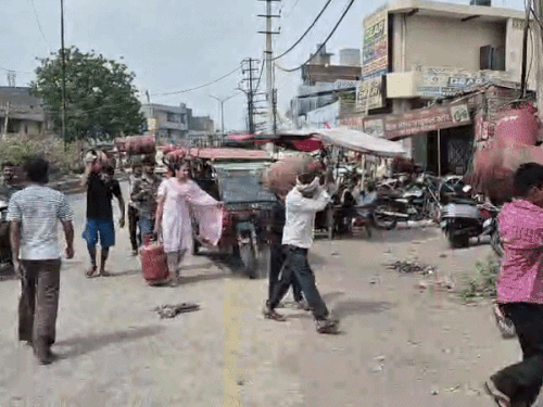 लुधियाना में गैस सिलेंडर की वेटिंग 7-8 दिन:  बुकिंग करने में अब आ रहीं दिक्कतें, कमर्शियल सिलेंडर की कमी से जूझ रहे होटल-रेस्टोरेंट – Ludhiana News