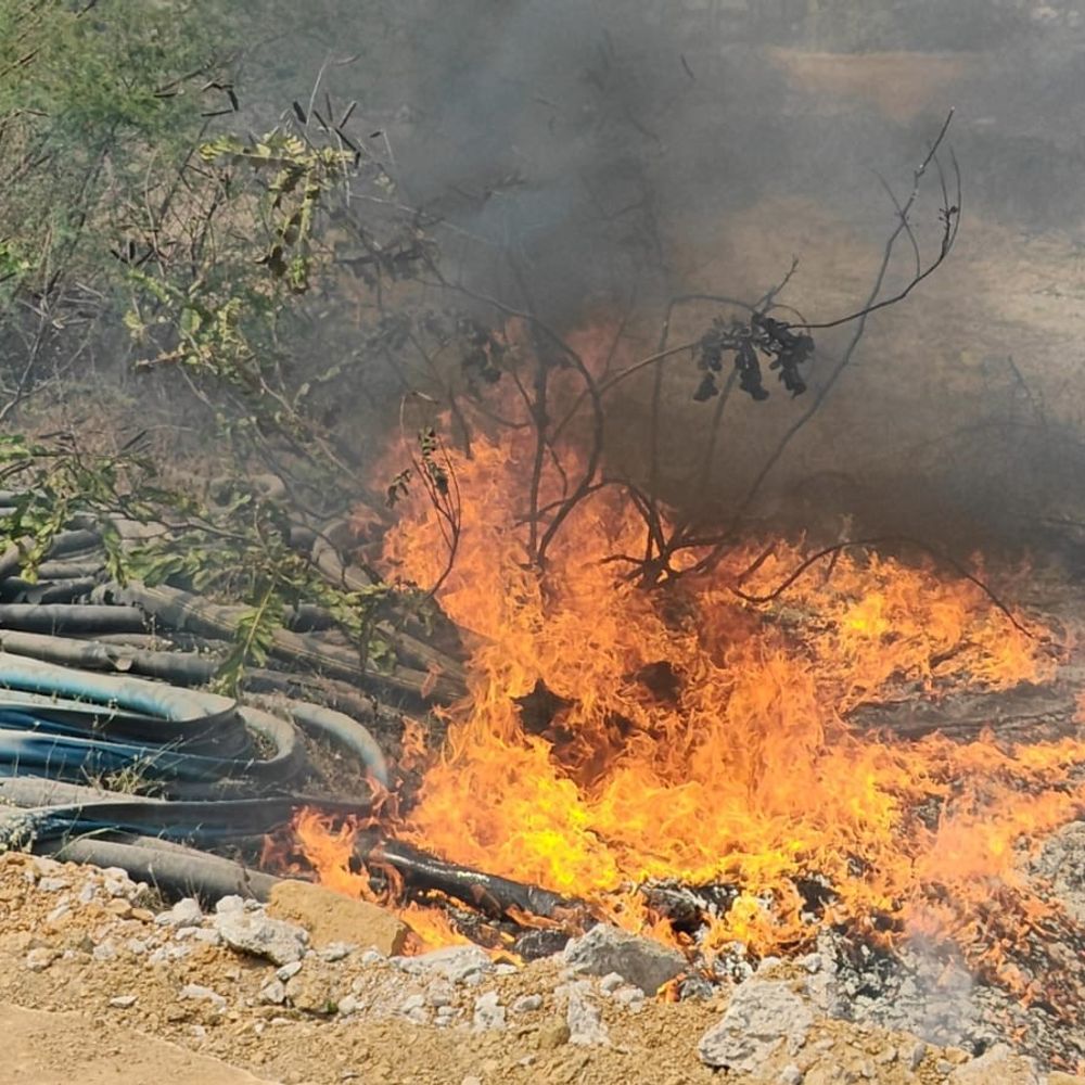 धमतरी में खाली प्लॉट पर रखे सिंचाई पाइपों में आग:  दमकल ने बुझाई, बड़ा हादसा टला; कॉलोनी में फैली दहशत – Dhamtari News