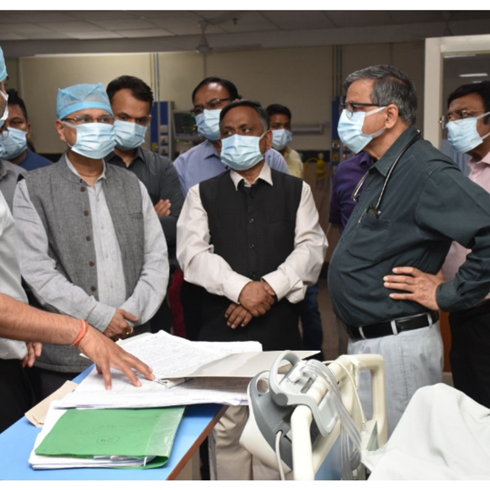 जूनियर डॉक्टर कोमा में, विरोध में उतरे साथी:आईएमएस निदेशक के कार्यालय पर किया विरोध, कुलपति ने ICU में जाना डॉ सत्या का हाल