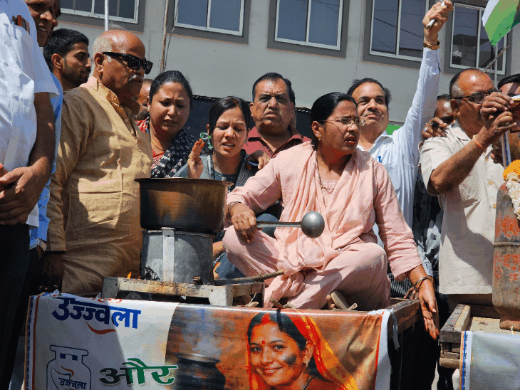 मंदसौर में लगे ‘नरेंद्र सरेंडर’ के नारे:  कांग्रेस ने चूल्हे पर चाय बनाकर किया प्रदर्शन, गैस सिलेंडर बढ़ी कीमतों के खिलाफ निकाला मार्च – Mandsaur News