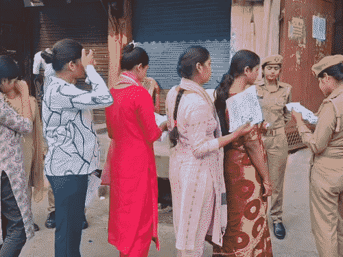 पुलिस भर्ती परीक्षा में पकड़ाया ‘मुन्ना भाई’, गिरफ्तार:  सोनभद्र के परीक्षार्थी की जगह फिरोजाबाद का साल्वर देने पहुंचा था परीक्षा, पूछताछ जारी – Varanasi News