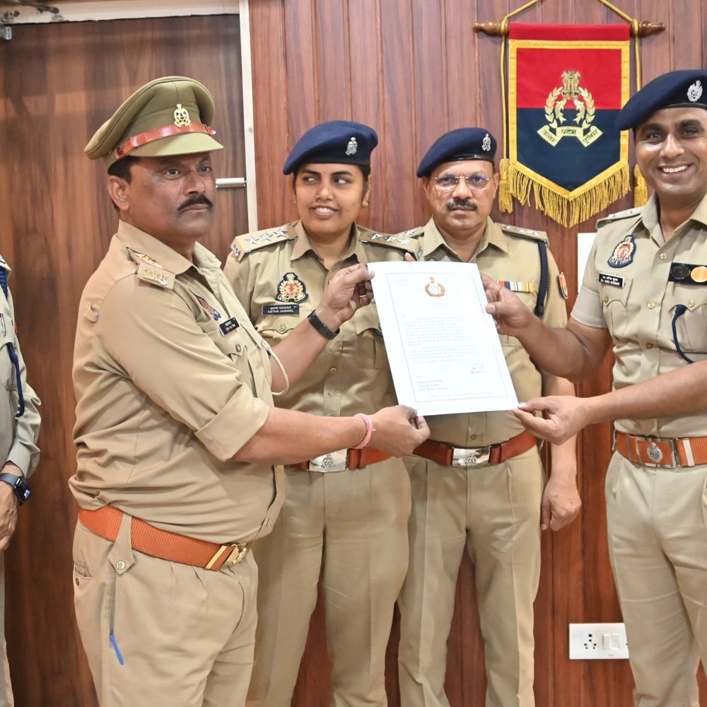 आजमगढ़ में पांच पुलिसकर्मियों का सम्मान:पुलिस भर्ती परीक्षा में महिला अभ्यर्थी को समय से पहुंचाया था केंद्र
