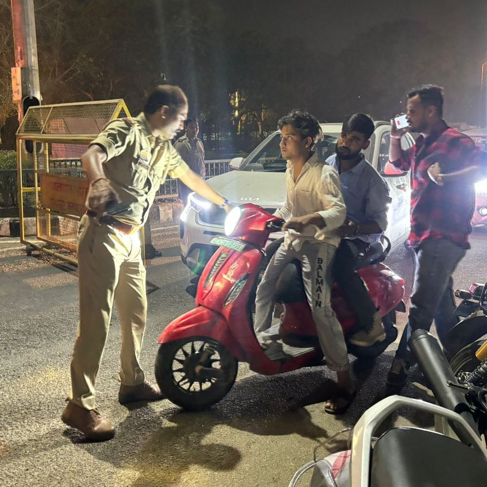 लखनऊ में चलाया गया चेकिंग अभियान:बिना हेलमेट बाइकर्स और ब्लैक फिल्म लगी कार पर कार्रवाई, रेसिंग में छात्र की मौत के बाद एक्टिव हुई पुलिस