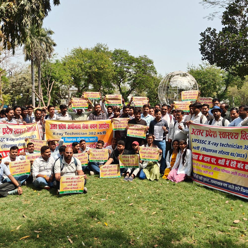 लखनऊ में X-Ray टेक्निशियन का धरना प्रदर्शन:अंतिम रिजल्ट जारी न होने पर जताई नाराजगी , प्रदर्शनकारी बोले- 4 साल से नौकरी के लिए भटक रहे हैं