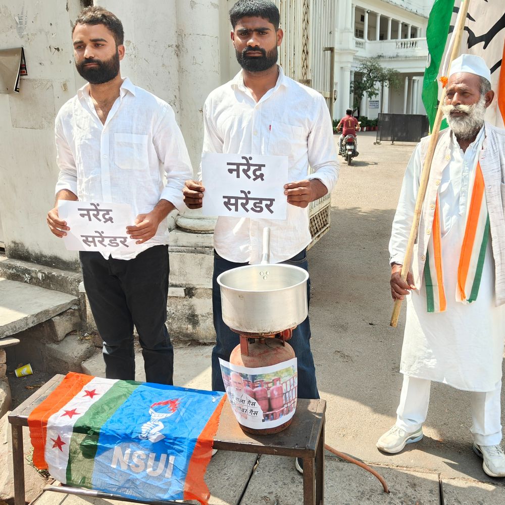 लखनऊ में कांग्रेसियों ने नाले की गैस से बनाई चाय:'नरेंद्र भी गायब , सलेंडर भी गायब' नारा लगाया , अखिलेश बोले- साइंटिस्ट पीएम के फार्मूले पर नाले से गैस निकाल रहे है