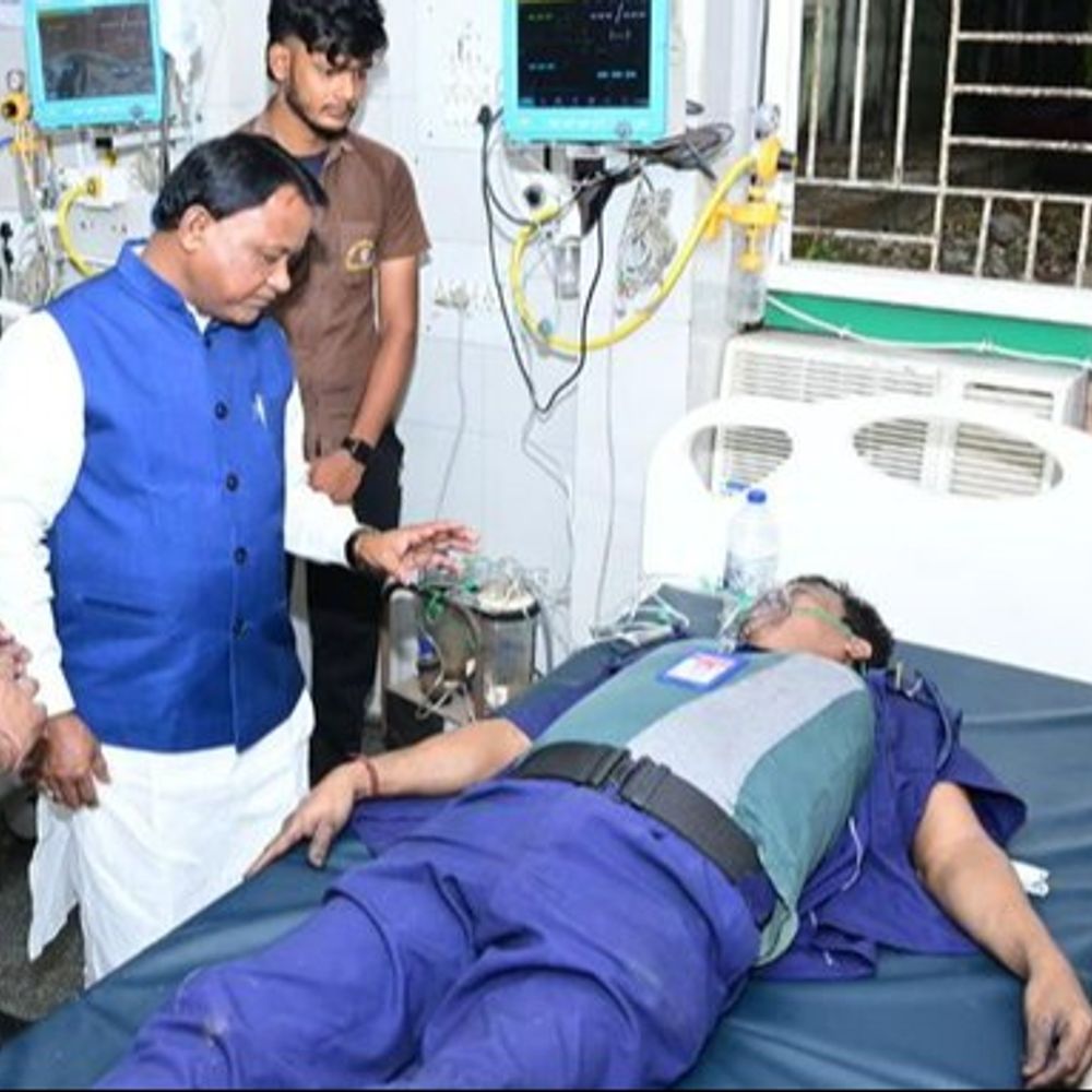 कटक के सरकारी हॉस्पिटल में आग, 10 मरीजों की मौत:लोगों को बचाने में 11 कर्मचारी झुलसे; ओडिशा CM घटनास्थल पर पहुंचे