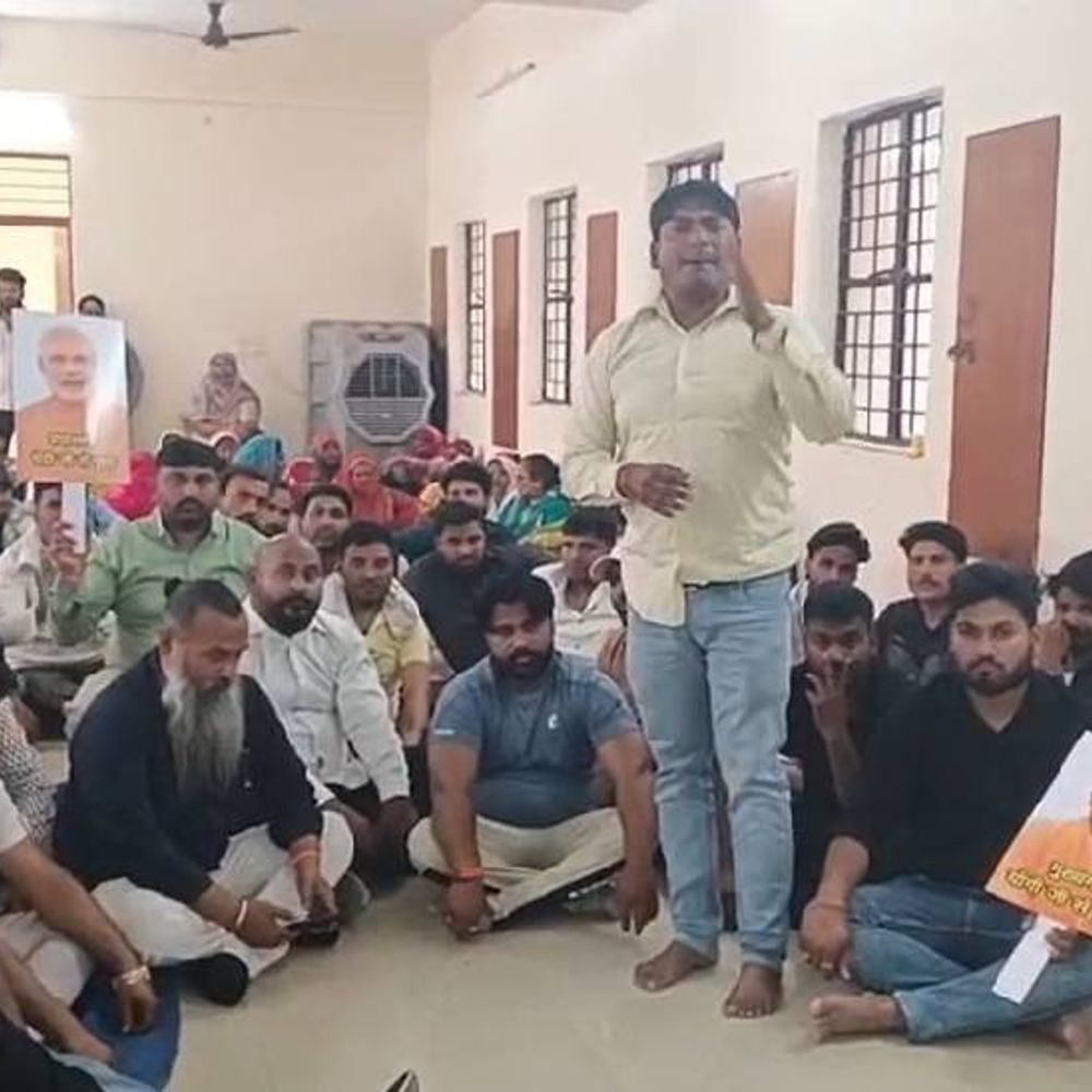 नोएडा में हिरासत में लिए गए सफाई कर्मी:बसों के जरिए पुलिस लाइन लाया गया, पैदल मार्च निकालकर आना चाहते थे प्राधिकरण