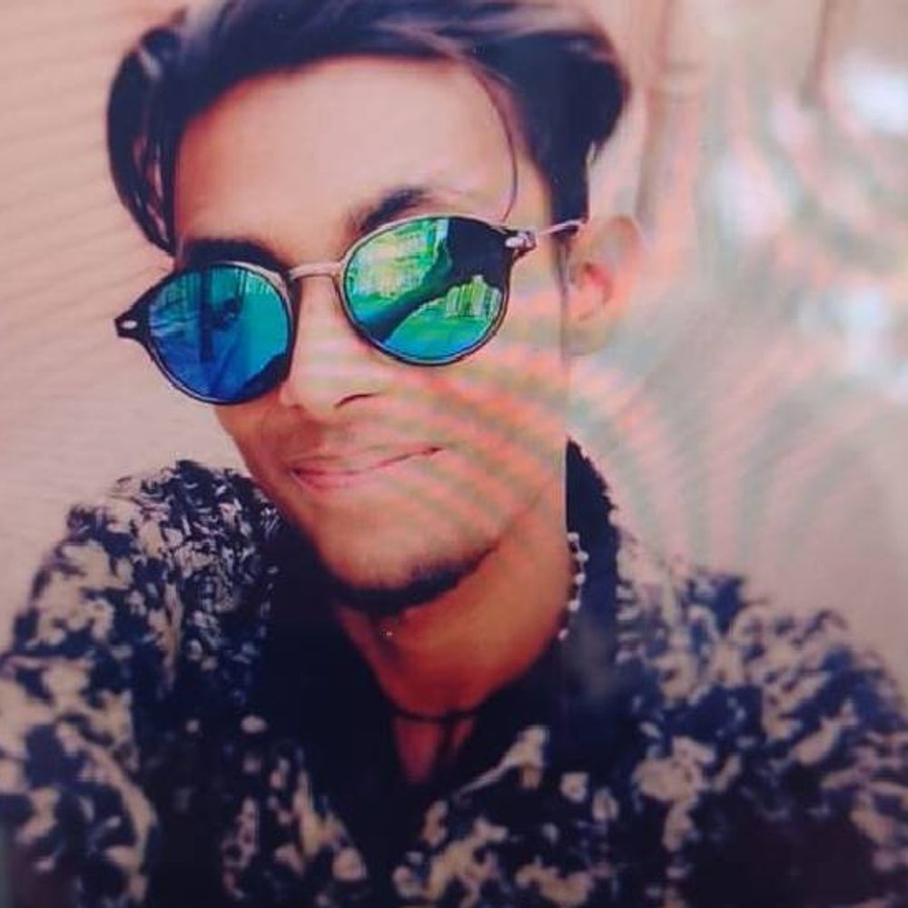 प्रेमिका को वीडियो कॉल कर युवक ने लगाया फंदा:इंगेजमेंट होने से परेशान था, काम से लौटी मां ने लटकते देखा