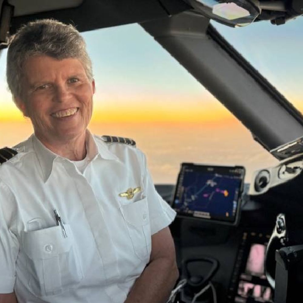 यूनाइटेड एयरलाइंस की महिला पायलट क्रैस्टन की दिलचस्प कहानी:9 की उम्र में पायलट बनने की ठानी, 22 में बिना डिग्री संभाला कॉकपिट; अब 18 हजार लोगों में सबसे सीनियर महिला अफसर हैं क्रैस्टन