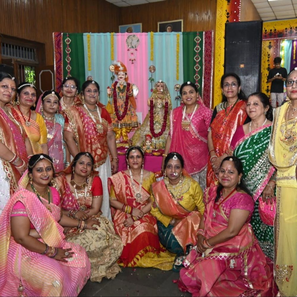 वाराणसी में माहेश्वरी महिलाओं ने गणगौर बिंदोरा उत्सव मनाया:गोर ए गणगौर माता खोल किवाड़ी...पूजन दो गणगौर के गीतों के बीच झूमी महिलाएं