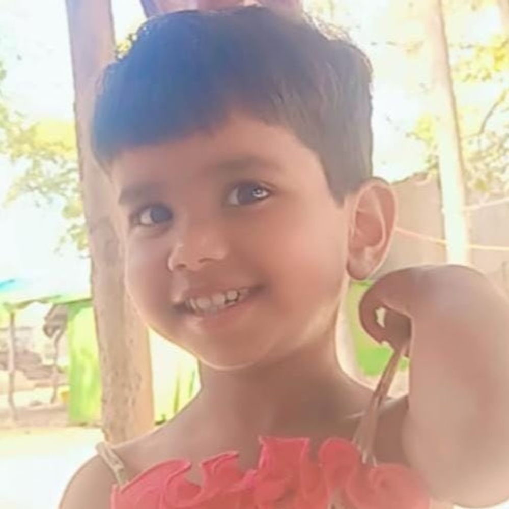 लखनऊ में बुलेट की टक्कर से बच्ची की मौत:मां के साथ खेत से घर लौट रही थी, रास्ते में युवक टक्कर मारकर चला गया