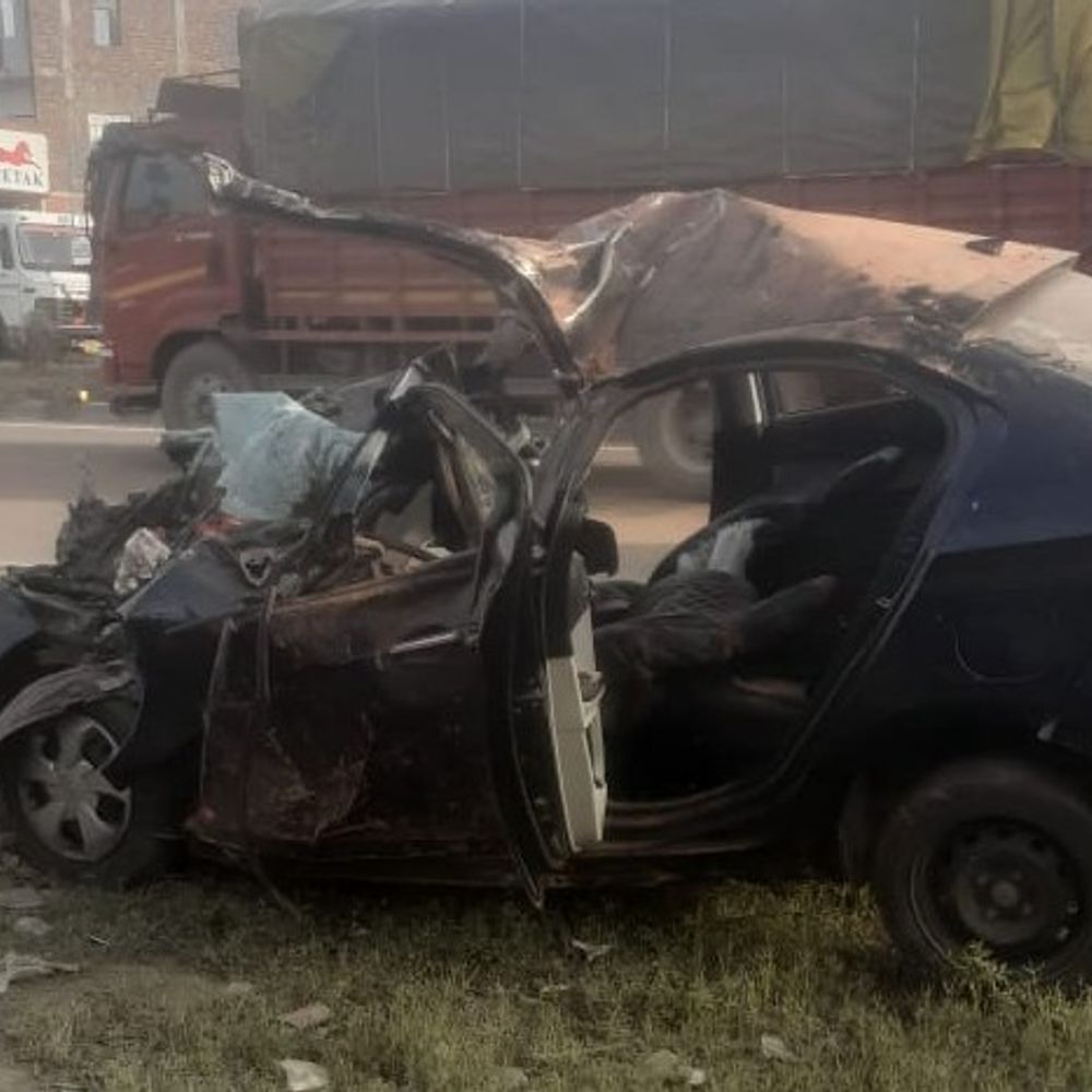 ईंटों से भरी ट्रैक्टर-ट्राली में घुसी कार, 3 की मौत:मुरादाबाद में दिल्ली-लखनऊ हाईवे पर हुआ हादसा, मृतक नैनीताल के रहने वाले