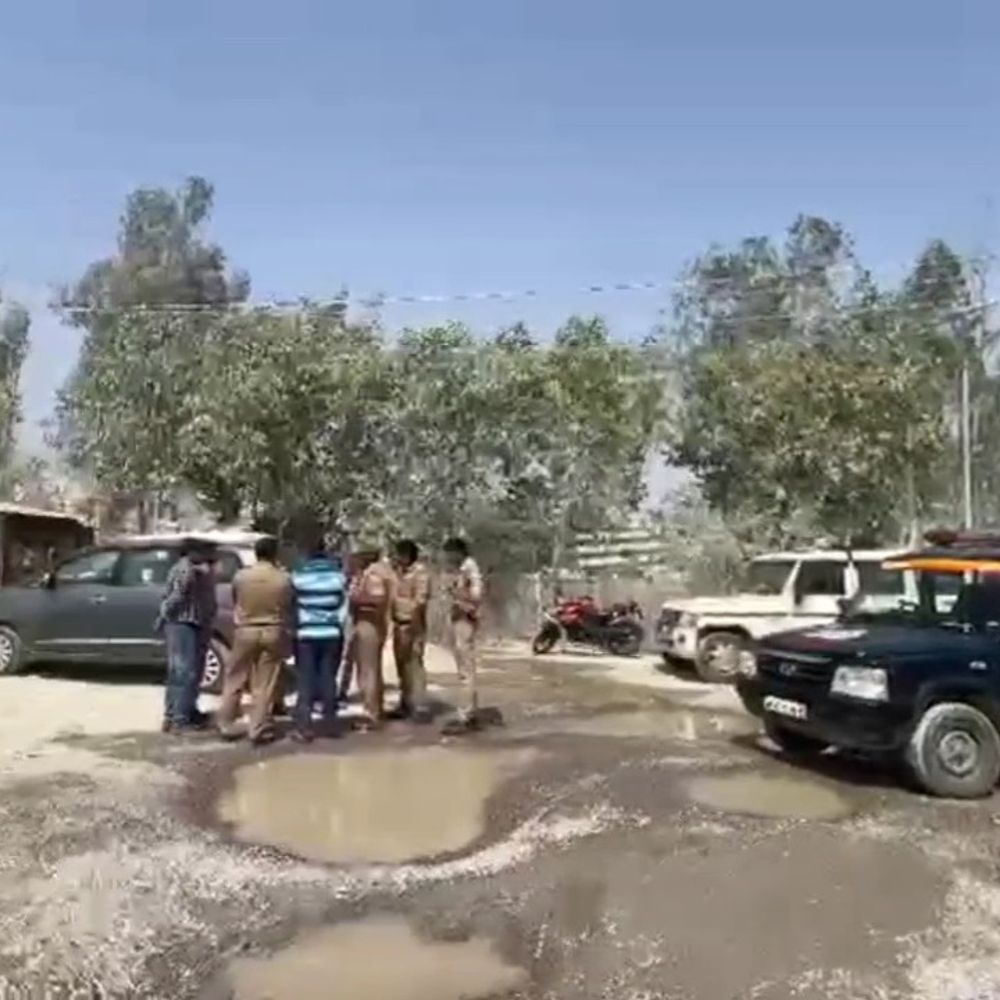 महोबा में अवैध खनन के खिलाफ कार्रवाई, ग्रेनाइट प्लांट सीज:बिना नंबर के ट्रकों से हो रहा था ओवरलोडिंग गिट्टी की सप्लाई