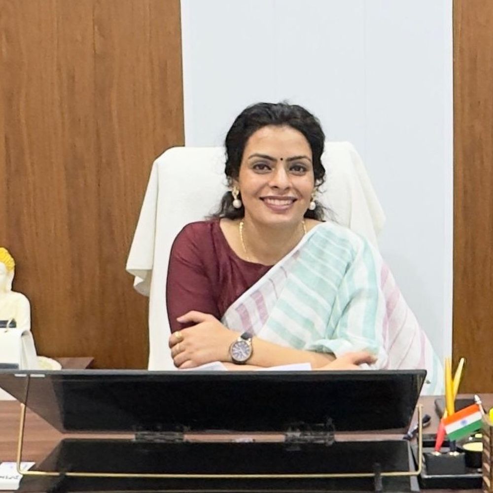 हापुड़ में पहली बार हज यात्रियों को मिलेगी स्मार्ट वॉच:अधिकारियों ने यात्रियों को वॉच को हमेशा चार्ज रखने की सलाह दी