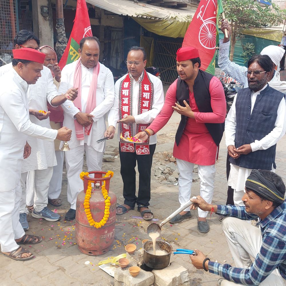 गैस सिलेंडर किल्लत,चूल्हे पर चाय बनाकर सपाईयों का प्रदर्शन:सोनभद्र में जिला सचिव ने कहा- भाजपा सरकार में जनता सिलेंडर के लिए भटक रही