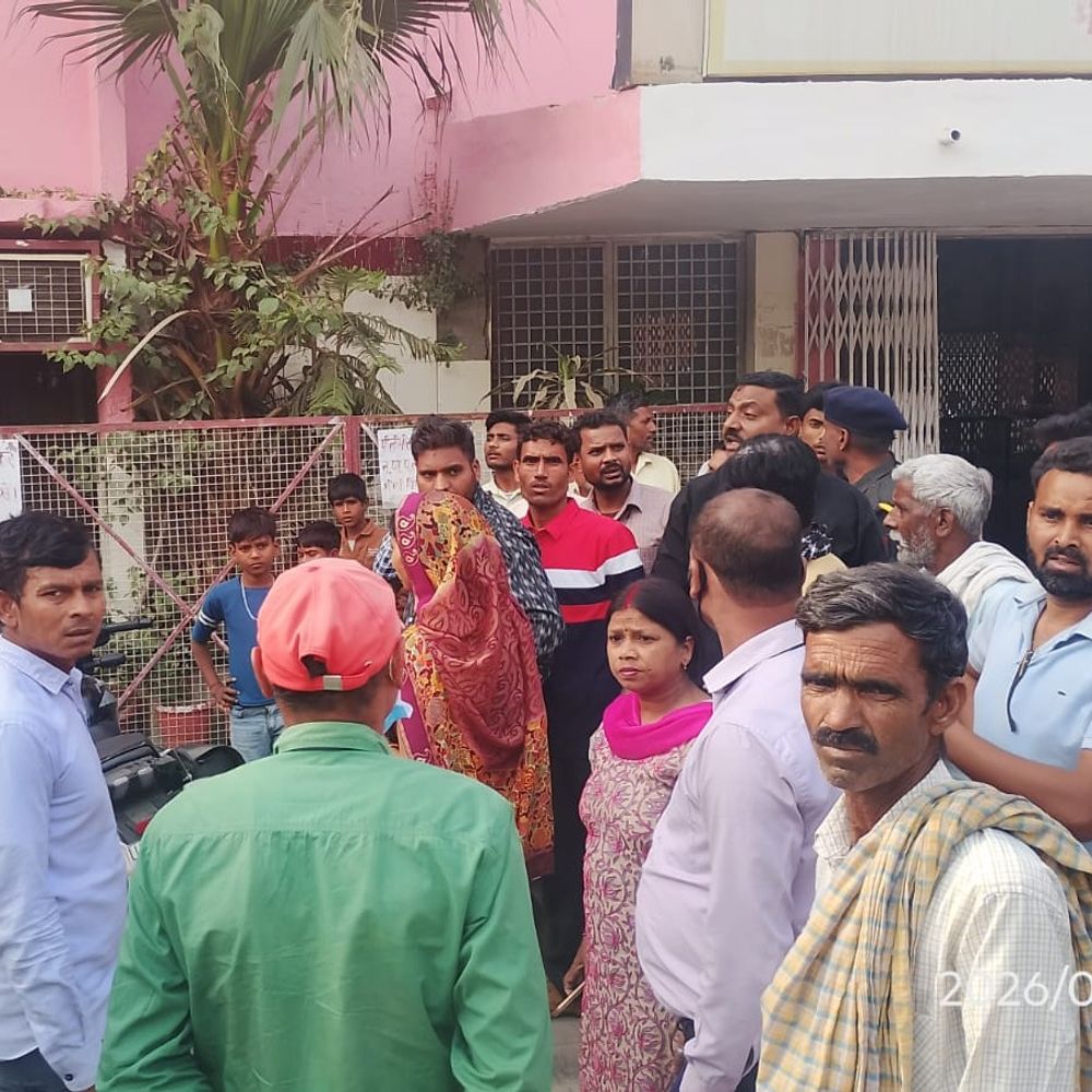 जिला अस्पताल में घायल को धमकाने पहुंचा आरोपी गिरफ्तार:पीलीभीत में दो समुदायों की मारपीट के बाद सुरक्षा बढ़ाई गई