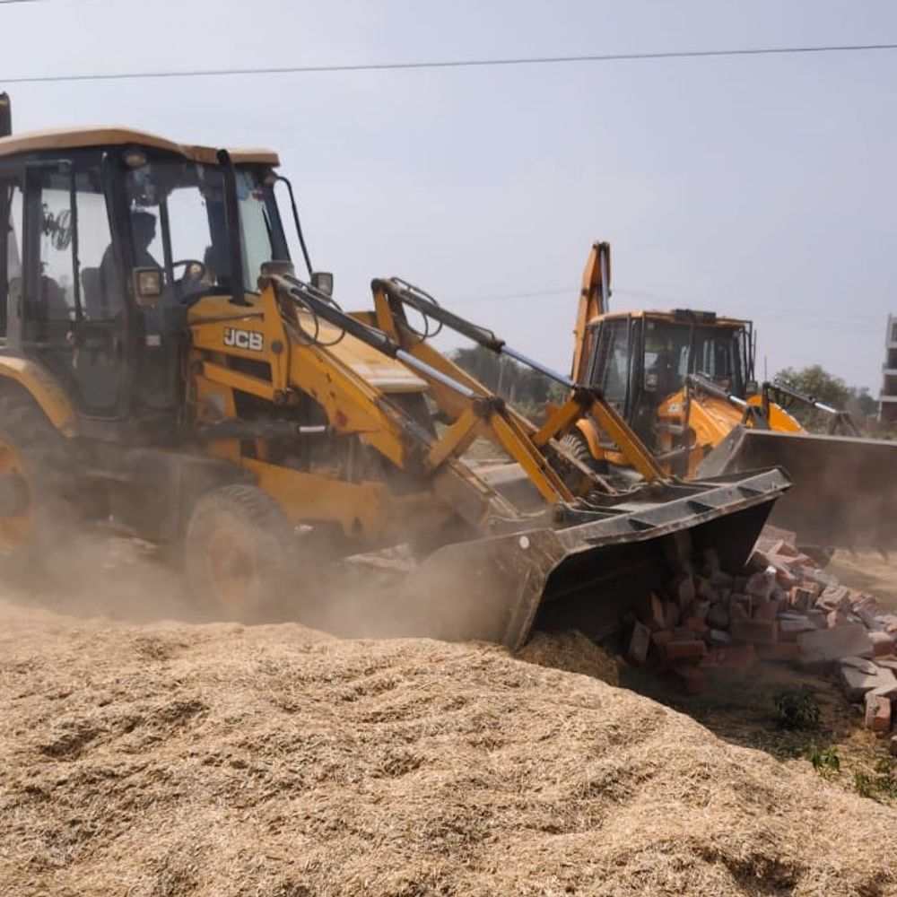 लखनऊ में चिनहट-काकोरी में चला बुलडोजर:15 अवैध प्लाटिंग ध्वस्त, गोमती नगर विस्तार में मैरिज लॉन सील