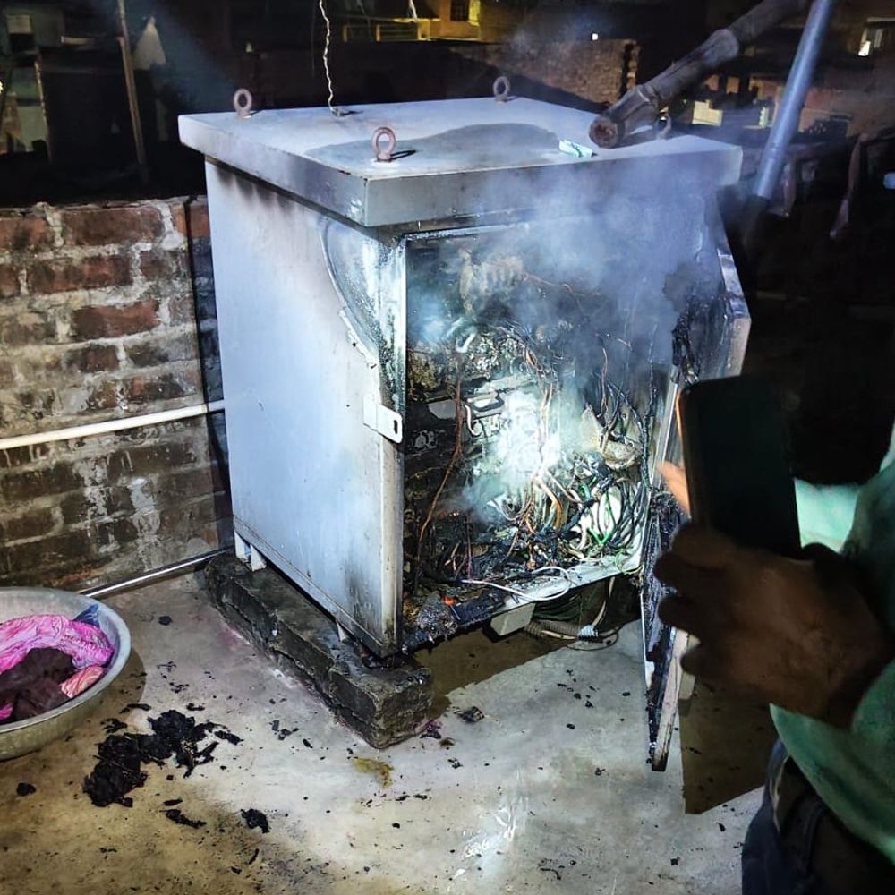 देवरिया में मोबाइल टावर कंट्रोलर में आग:शॉर्ट सर्किट से लगी आग, फायर ब्रिगेड ने पाया काबू