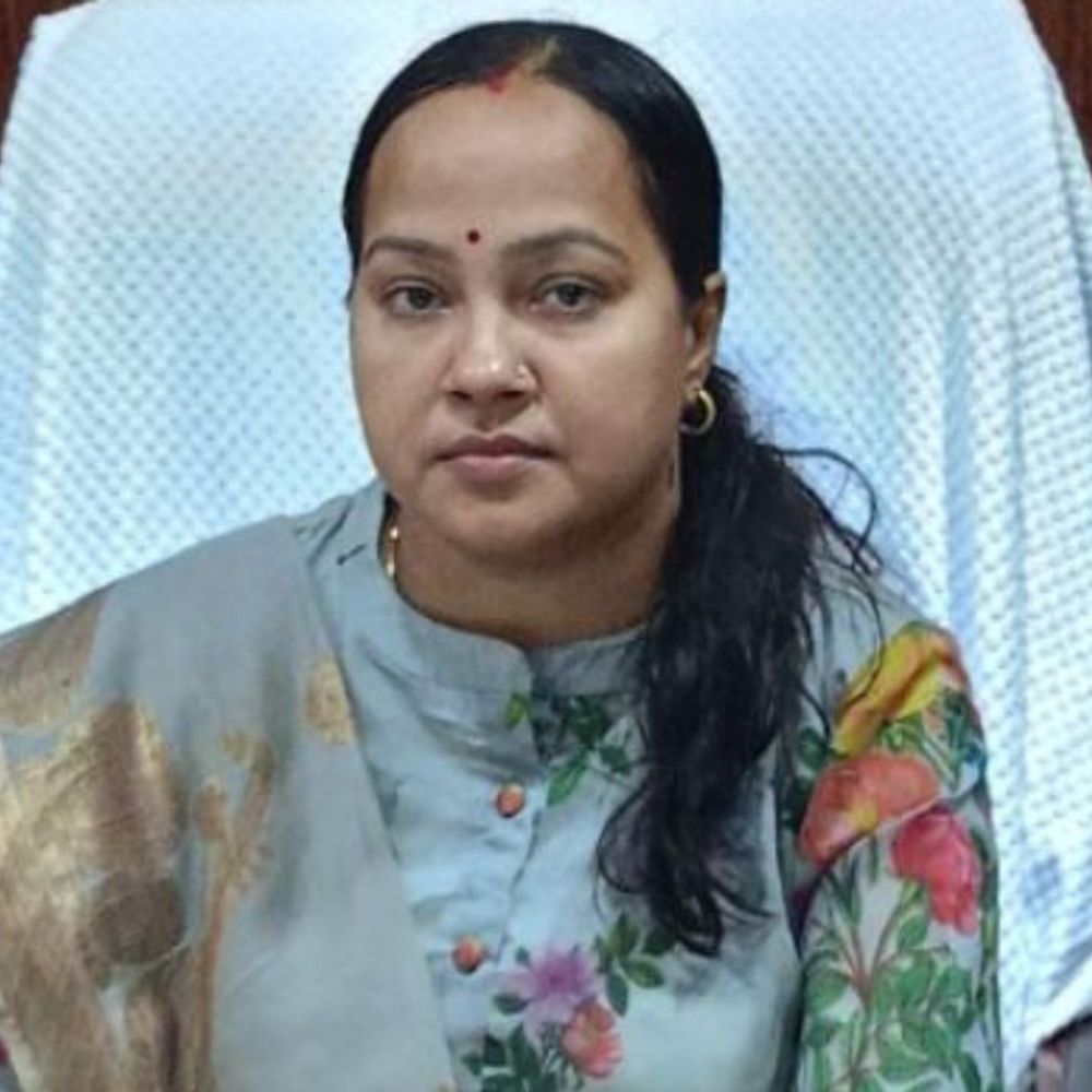 शिक्षक आत्महत्या मामले में बीएसए-लिपिक के खिलाफ नॉन-बेलेबल वारंट जारी:देवरिया में दोनों पर इनाम राशि बढ़ाकर 25-25 हजार रुपये की, गिरफ्तारी से बच रहे आरोपी