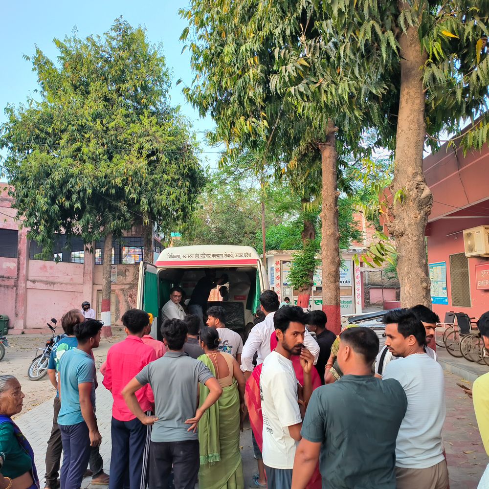 घाटमपुर में बाइकों की आमने-सामने टक्कर:घायलों को पुलिस ने एंबुलेंस से पहुंचाया अस्पताल, हालत गंभीर जिलास्पताल रेफर