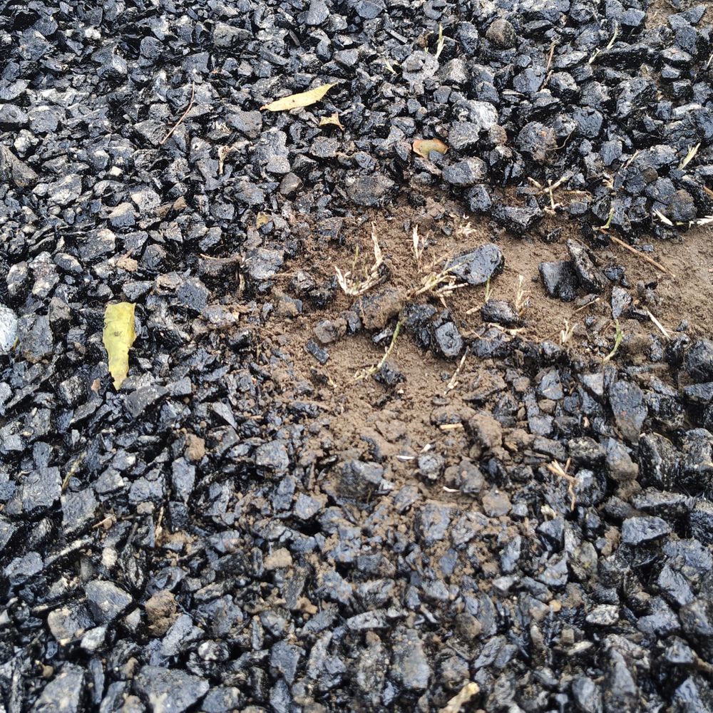 ग्रेटर नोएडा में 20 साल बाद बन रही सड़क उखड़ी:ग्रामीणों ने निर्माण गुणवत्ता पर उठाए सवाल, वीडियो वायरल