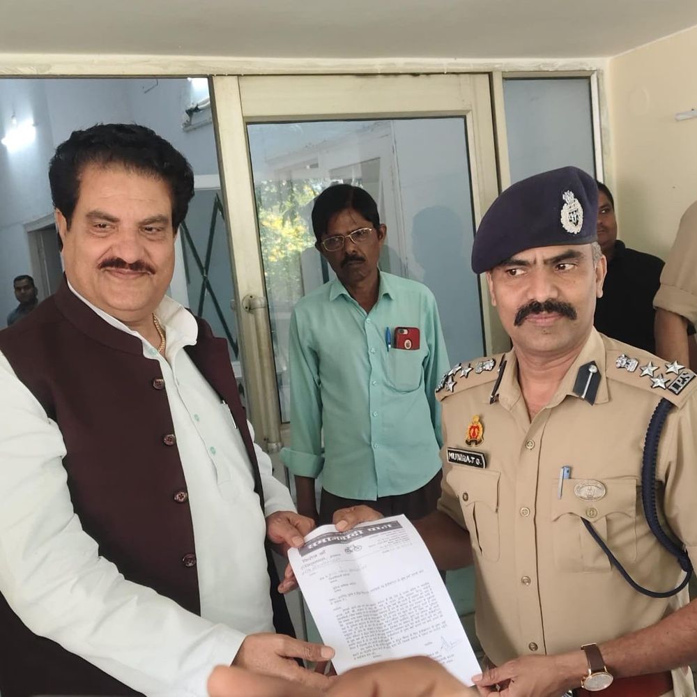 ईद-उल-फितर पर हेलीकॉप्टर से पुष्प वर्षा की मांग:सम्भल में नमाजियों पर पुष्प वर्षा के लिए प्रशासन को ज्ञापन दिया