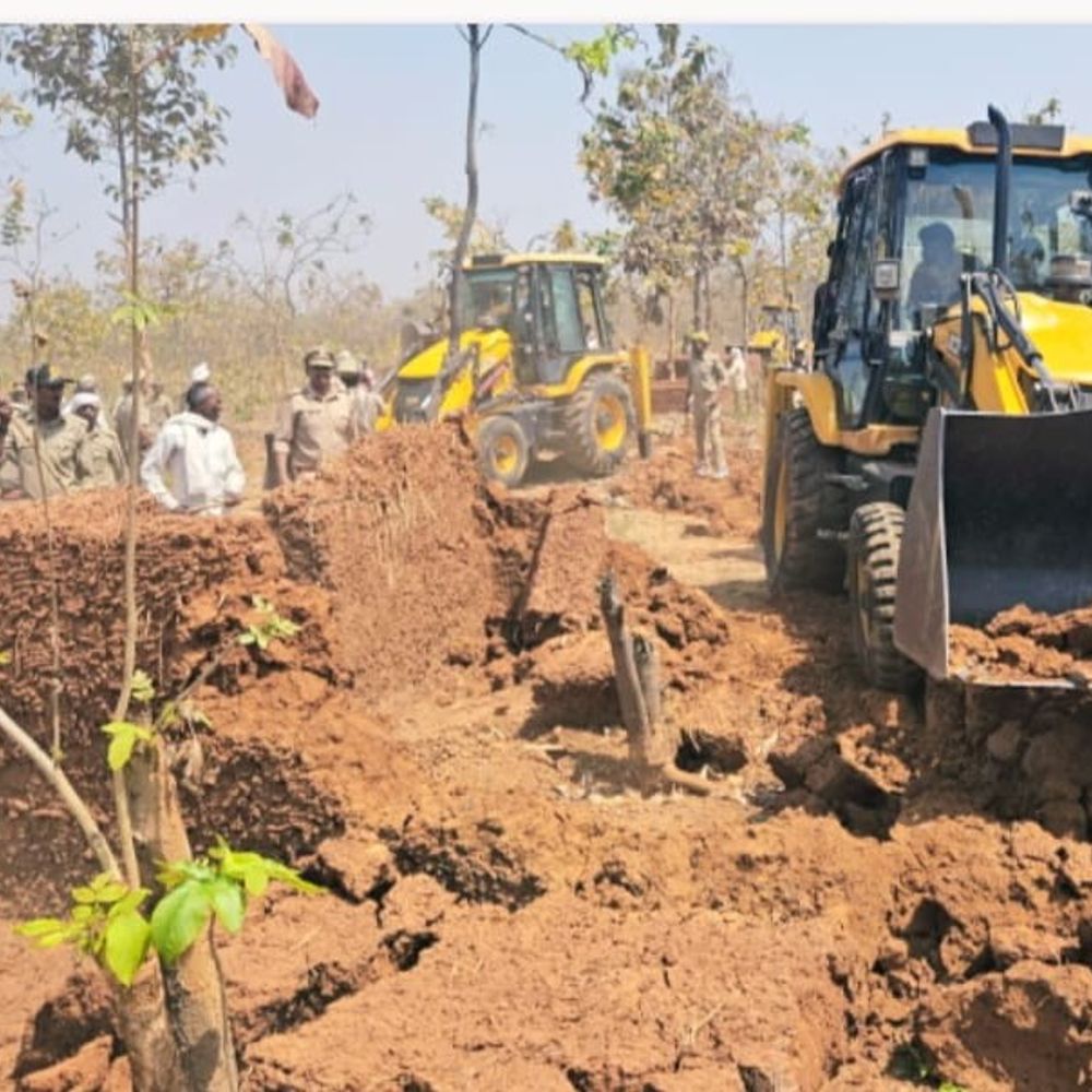 चंदौली में वन भूमि पर 250 अवैध ढांचे ध्वस्त:6 जेसीबी मशीनों ने 20 हेक्टेयर क्षेत्र अतिक्रमण मुक्त कराया