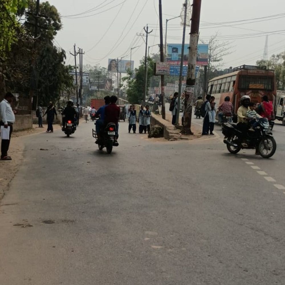 देवरिया-चौरीचौरा ओवरब्रिज दोहरीकरण का सर्वे शुरू:अवैध मजार हटने के बाद जाम से मिलेगी राहत