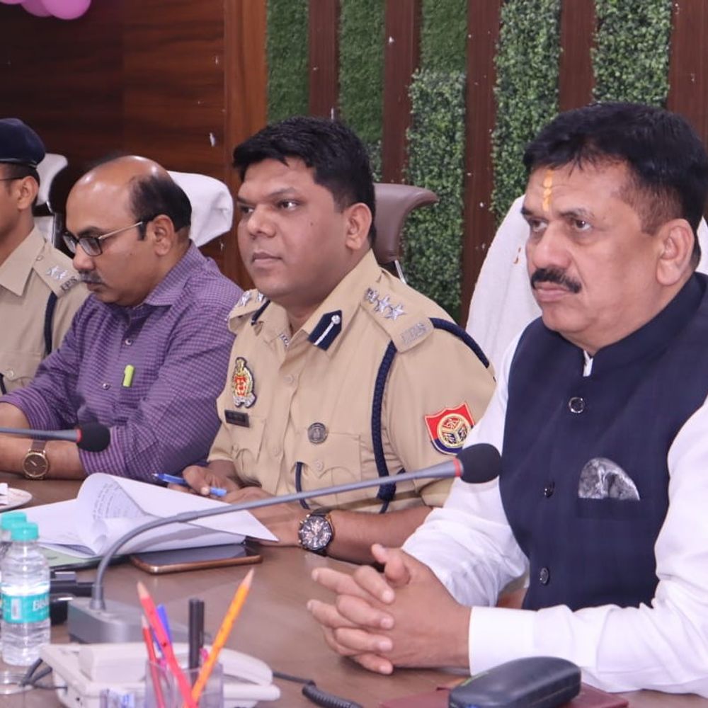 डीएम ने सड़कों को गड्ढामुक्त रखने का दिया निर्देश:ईद-नवरात्रि पर शांति व्यवस्था बनाए रखने की अपील, अफवाह फैलाने वालों पर होगी कार्रवाई