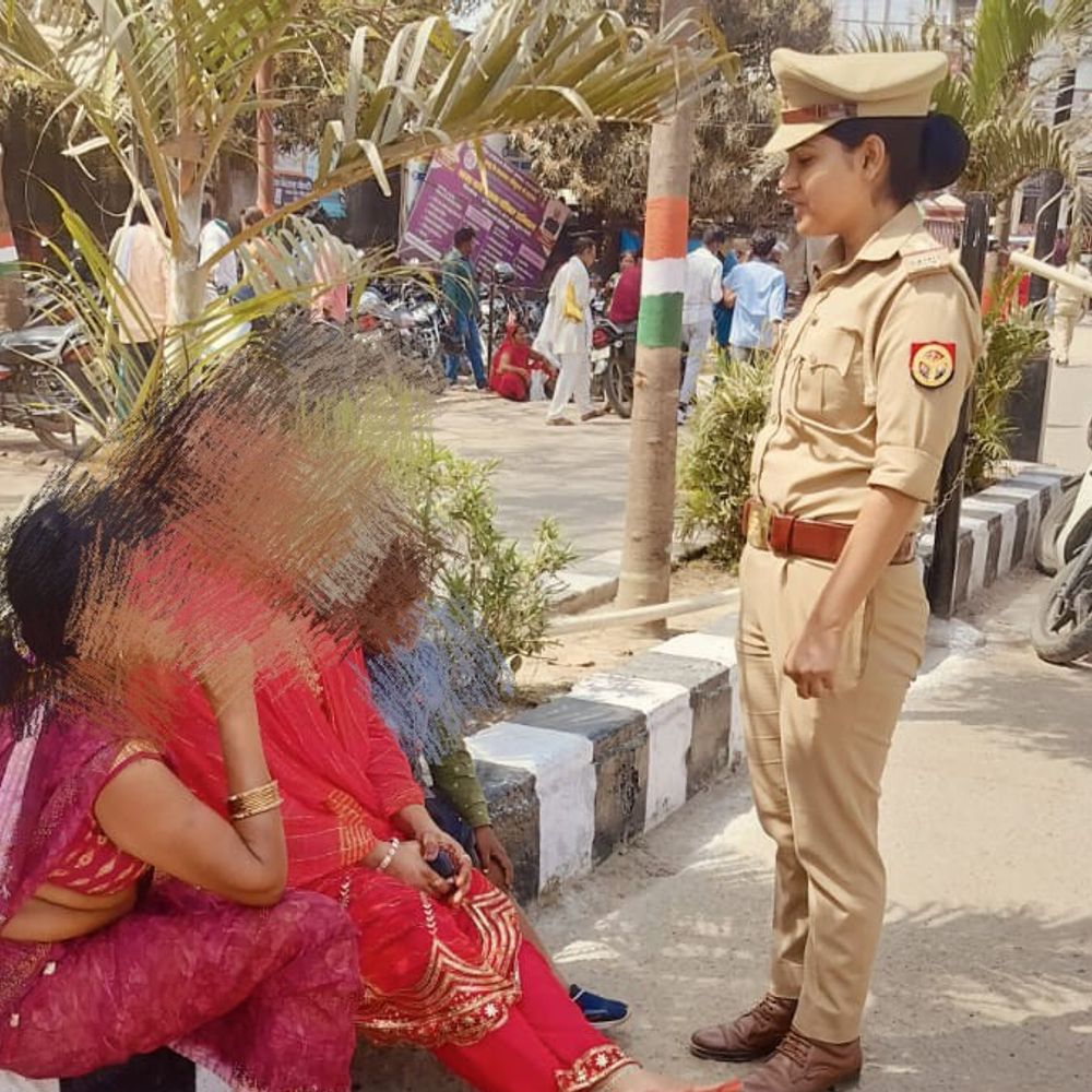 महाराजगंज पुलिस ने संभाली 'मिशन शक्ति' की कमान:SI नेहा यादव, ज्योति राय ने महिला सुरक्षा की अलख जगाई