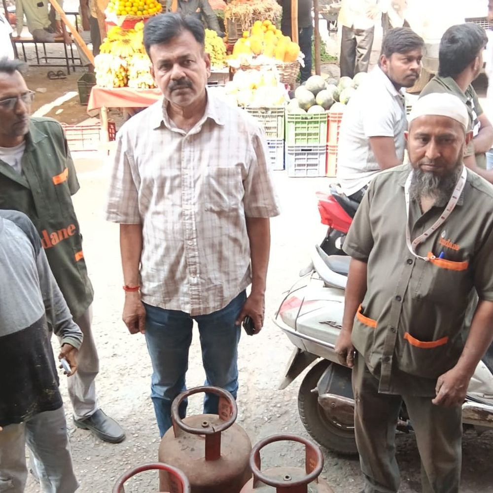 पाकबाड़ा में घरेलू गैस सिलेंडर का व्यावसायिक उपयोग पकड़ा:कन्फैक्शनरी संचालक के खिलाफ FIR दर्ज