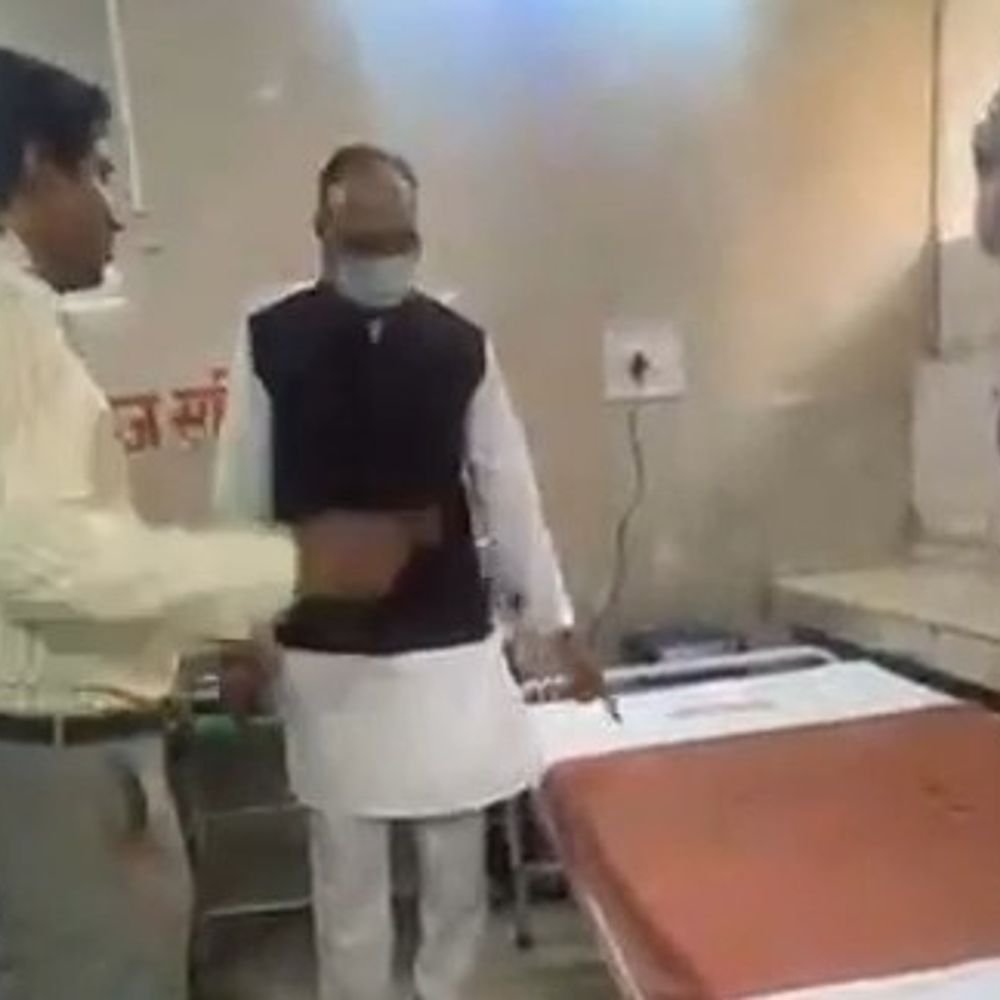 सीतापुर सीएचसी में डिप्टी सीएम का औचक निरीक्षण:गंदी चादरें मिलने पर क्लीनर की सैलरी रोकी, जनरेटर न चलने पर अधीक्षक को पड़ी डांट