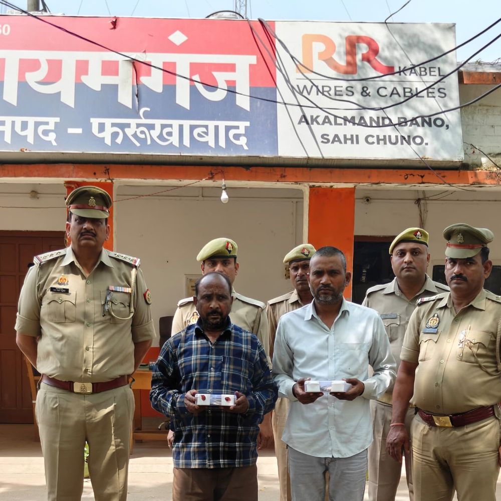 कायमगंज में 25 हजारी इनामी बदमाश समेत दो चोर गिरफ्तार:कलाखेल चोरी का खुलासा, नगदी-जेवर बरामद, बंदूक का सुराग नहीं