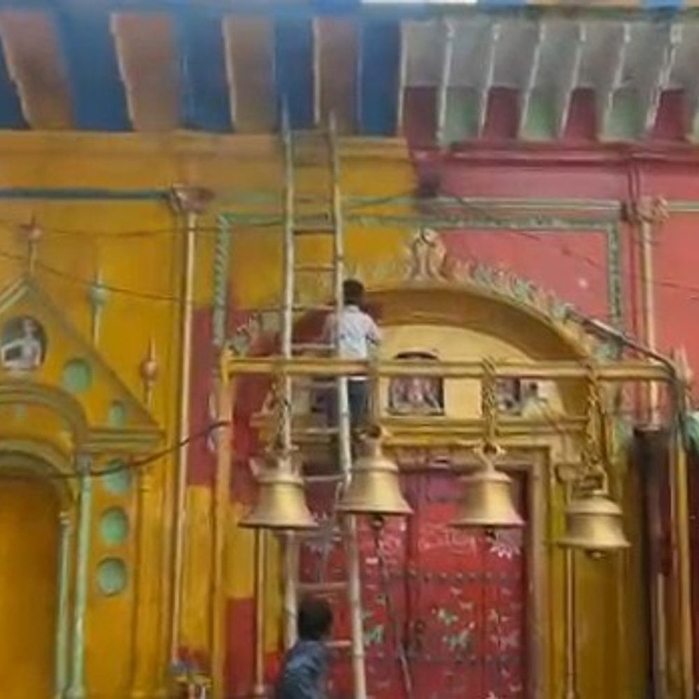 चैत्र नवरात्र: बढ़पुर देवी मंदिर में तैयारियां तेज:मंदिर में रंगाई-पुताई और सजावट का काम जारी