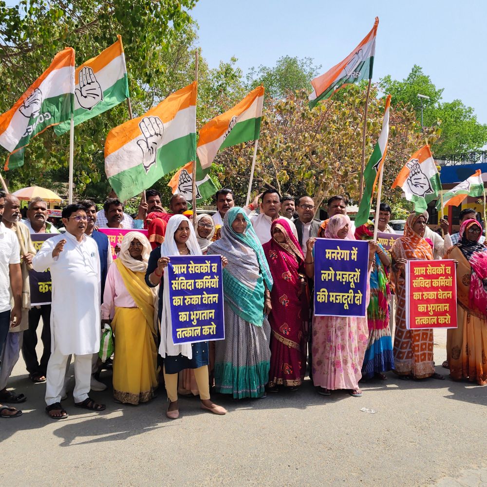 मनरेगा मजदूरों को 75 दिन से नहीं मिला वेतन:कौशांबी में कांग्रेस ने विकास भवन में प्रदर्शन किया, सरकार विरोधी नारेबाजी