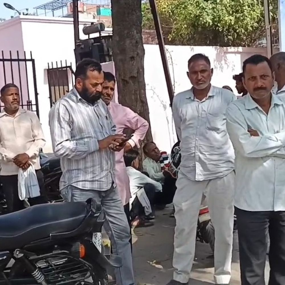 एटा में अज्ञात वाहन से युवक की मौत:मलावन थाना क्षेत्र में रोड क्रॉस करते हुआ हादसा, पुलिस जांच में जुटी