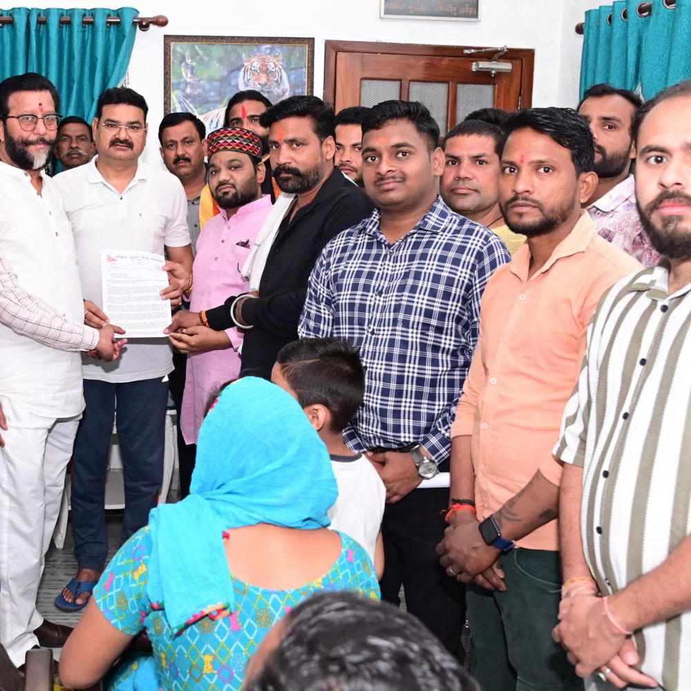 श्मशान घाटों की बदहाली पर हिंदू महासभा का ज्ञापन:पीलीभीत में गन्ना मंत्री से मिलकर तत्काल कार्रवाई की मांग की