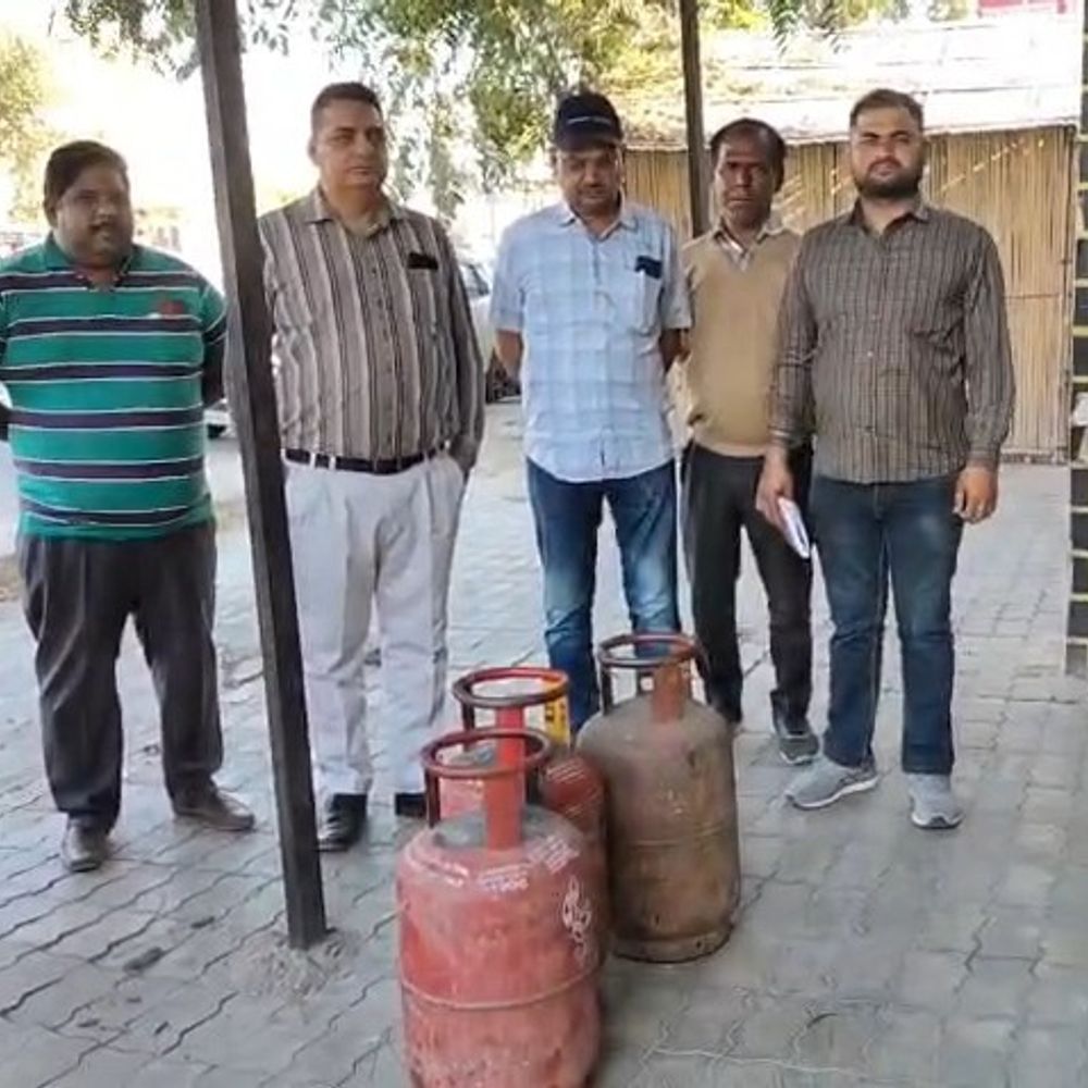 फाजिल्का में ढाबों, होटलों पर विभाग की रेड::  गैस संकट के बीच खाद्य आपू​र्ति की बड़ी कार्रवाई, 11 सिलेंडर ​किए जब्त – Fazilka News