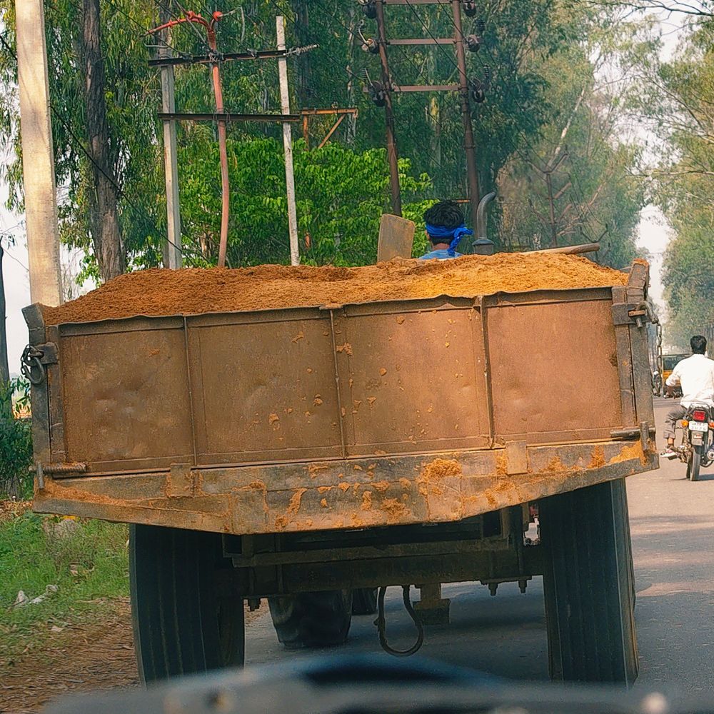 मुजफ्फरनगर में अवैध मिट्टी खनन जारी:जौली रोड पर रात-दिन दौड़ रहीं ट्रैक्टर-ट्रॉलियां, विभाग करेगा कार्रवाई