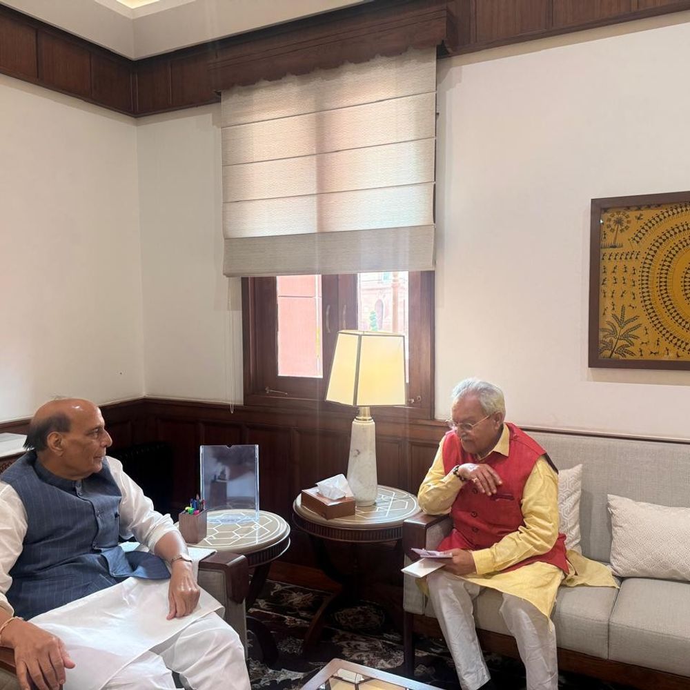 सांसद वाजपेई ने रक्षा मंत्री से की मुलाकात:कैंट बोर्ड में लाइब्रेरी, लिंक रोड के लिए मांगी भूमि