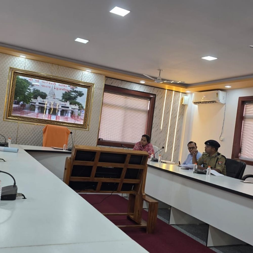 डीएम ने परखी चैत्र नवरात्रि मेला की तैयारियां:सभी विभागों को दी सख्त चेतावनी, कहा- चूक बर्दाश्त नहीं