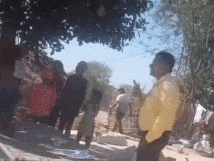 राशन वितरण को लेकर पूर्व सरपंच-कोटेदार के बेटे में मारपीट:  शहडोल में कम राशन देने और हाथ से लिखी पर्ची बांटने का आरोप – Shahdol News