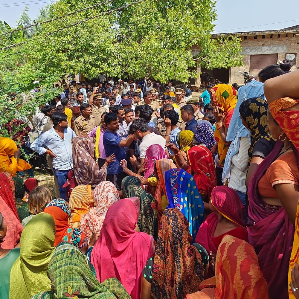 डंपर की टक्कर से बाइक सवार दंपती की मौत:मैनपुरी के किशनी में हादसे के बाद आक्रोशित लोगों ने किया चक्काजाम