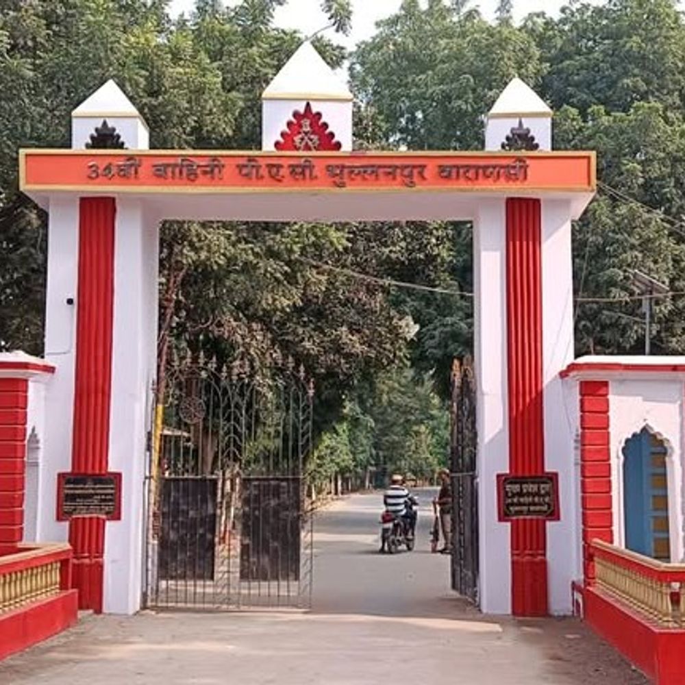 वाराणसी PAC-परीक्षा में 600 सिपाहियों को नकल:अफसरों को देखकर भागे तीन PTI दबोचे, सभी निलंबित कर DSP पर सौंपी जांच