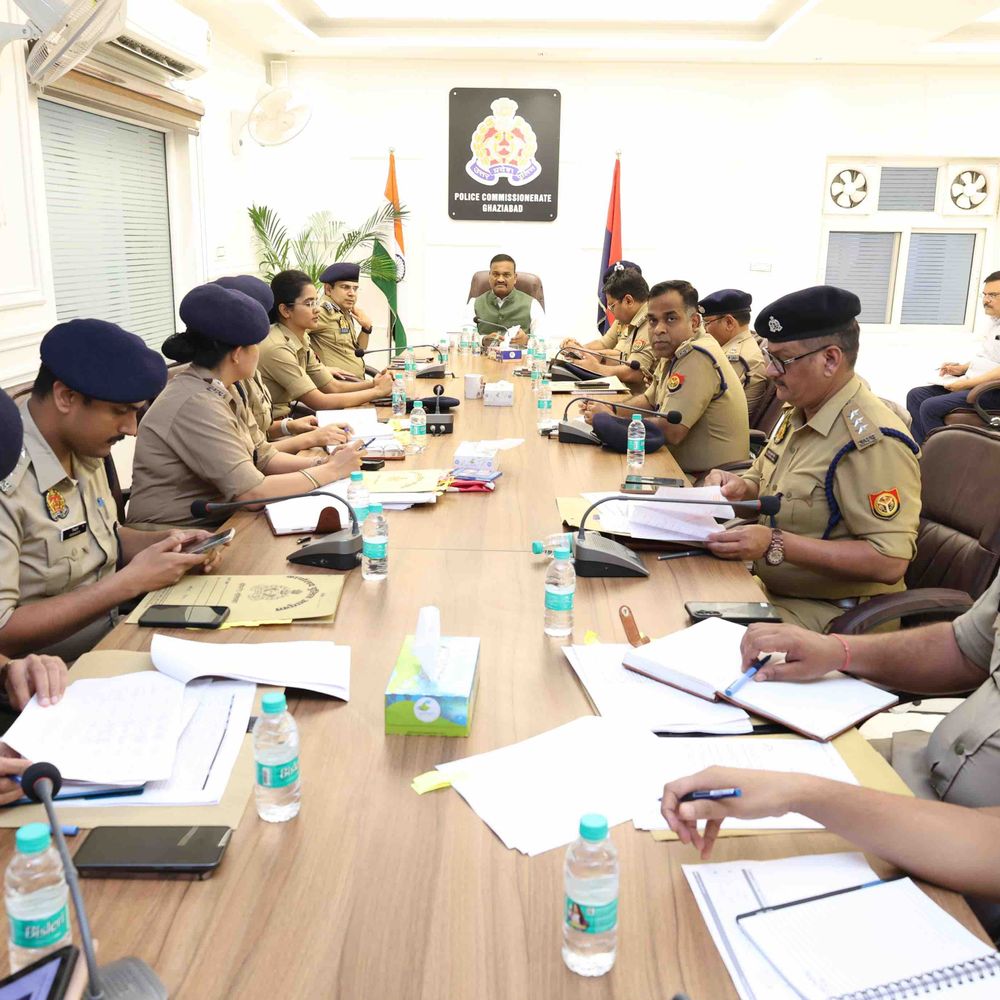 अपराध नियंत्रण, नवरात्रि सुरक्षा पर चर्चा:गाजियाबाद पुलिस आयुक्त ने ऑपरेशन प्रहार, शिकायत निस्तारण की समीक्षा की