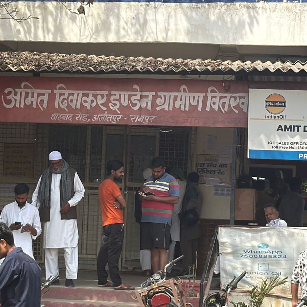 रामपुर में 10 साल बाद गैस लेने पहुंचा व्यक्ति:केवाईसी न हो पाने की वजह से नहीं मिला सिलेंडर, एजेंसी पर बढ़ रही भीड़