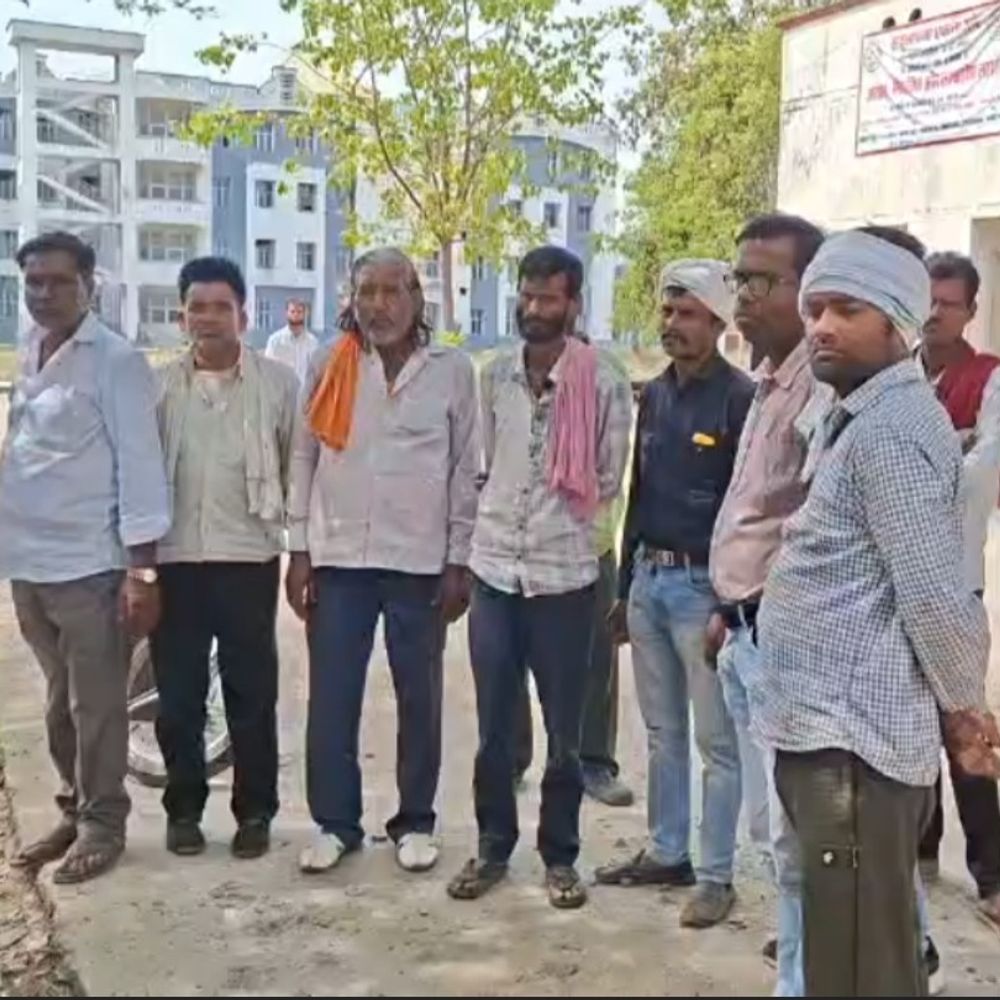 जालौन में पेड़ पर लटका मिला युवक का शव:परिजनों ने जताई हत्या की आशंका, 3 लोगों पर आरोप