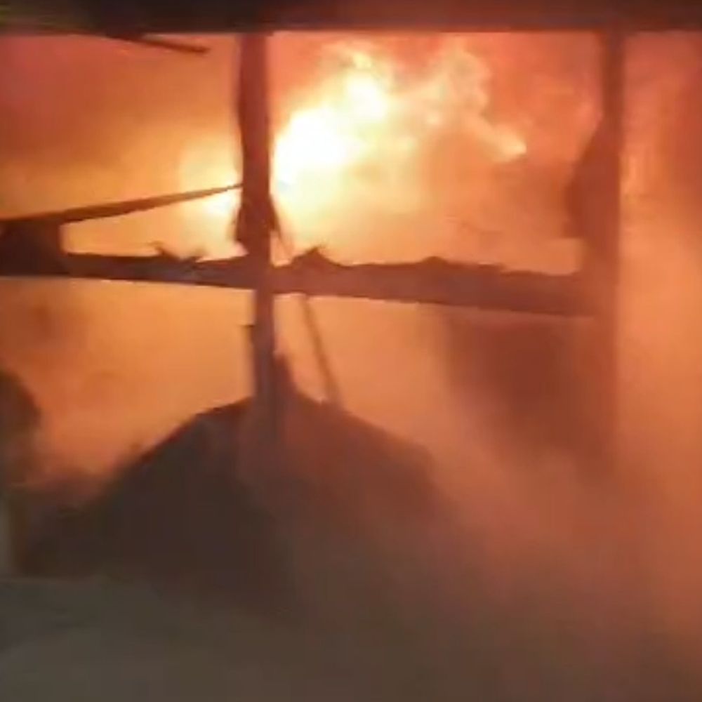 संभल में बंद मैंथा फैक्ट्री-पार्लर में लगी आग:दो लाख से अधिक का नुकसान, डेढ़ घंटे में काबू पाया